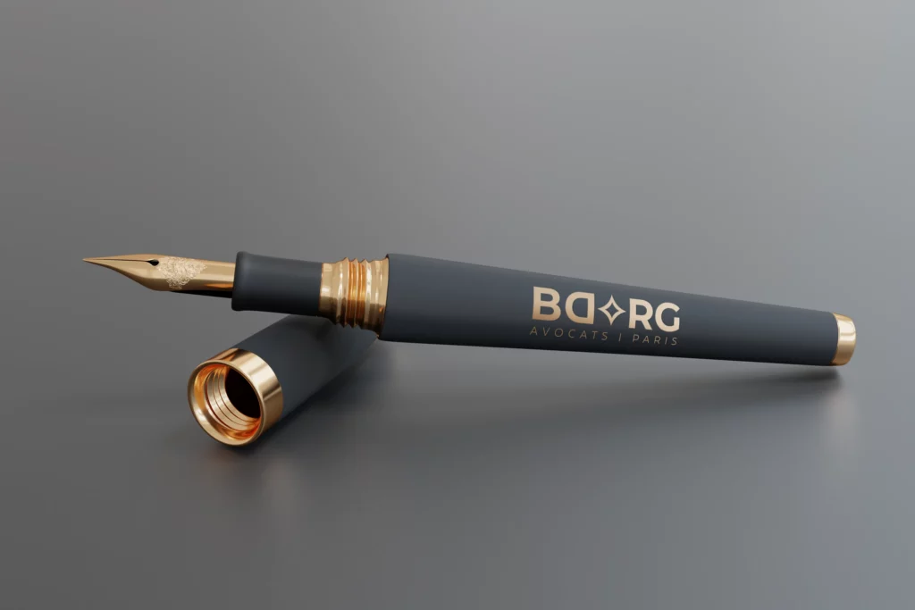 Mockup du logo BDRG sur un stylo, réalisé par Lisa Bardet, Conceptrice Designer UI | Portfolio Digital Lisa