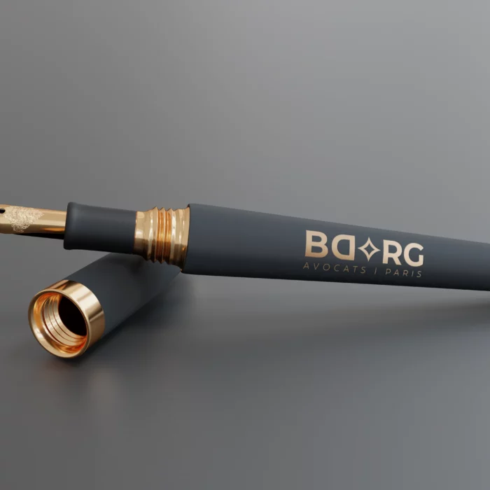 Mockup du logo BDRG sur un stylo, réalisé par Lisa Bardet, Conceptrice Designer UI | Portfolio Digital Lisa