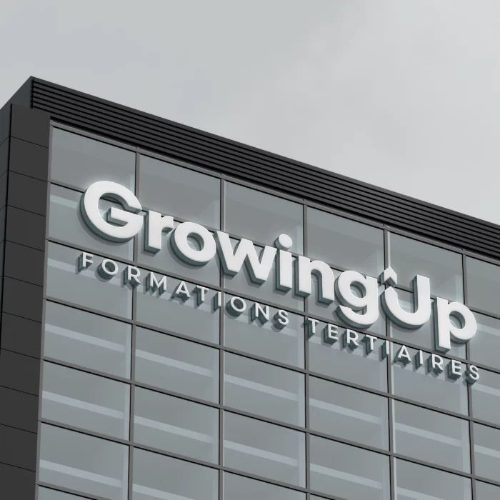 Mockup du Logo GrowingUp sur devanture de bâtiment, réalisé par Lisa Bardet, Conceptrice et Designer UI | Portfolio Digital Lisa
