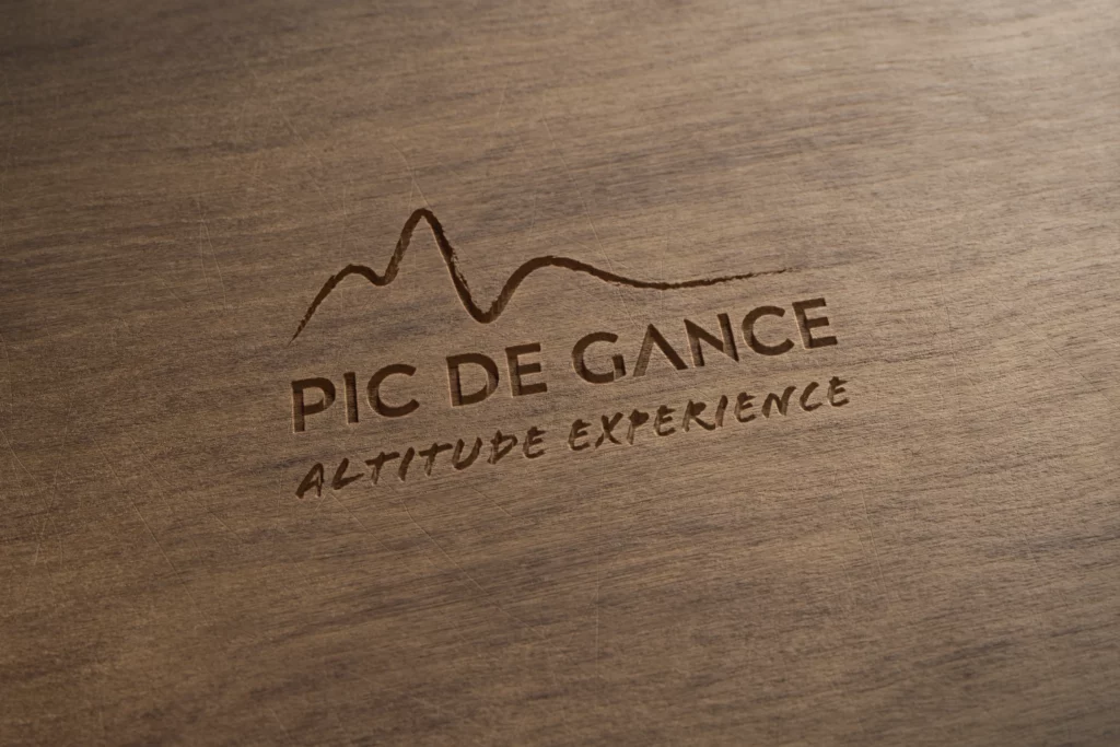 Mockup du logo Pic de Gance sur bois, réalisé par Lisa Bardet, Conceptrice et Designeuse UI | Portfolio Digital Lisa