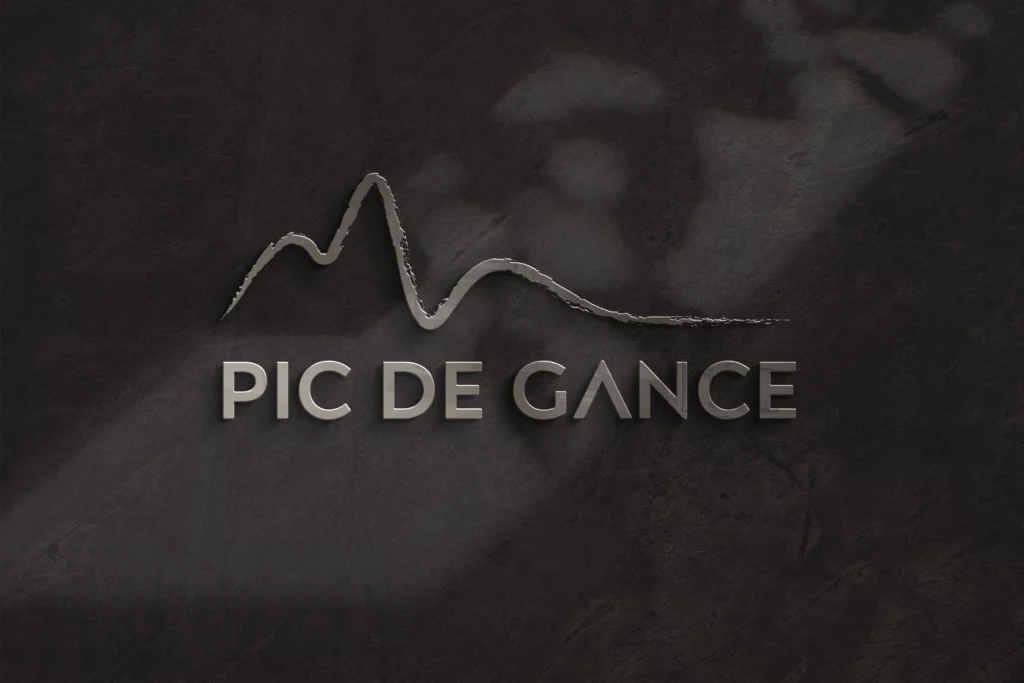 Mockup du logo Pic de Gance sur mur en pierre, réalisé par Lisa Bardet, Conceptrice et Designeuse UI | Portfolio Digital Lisa